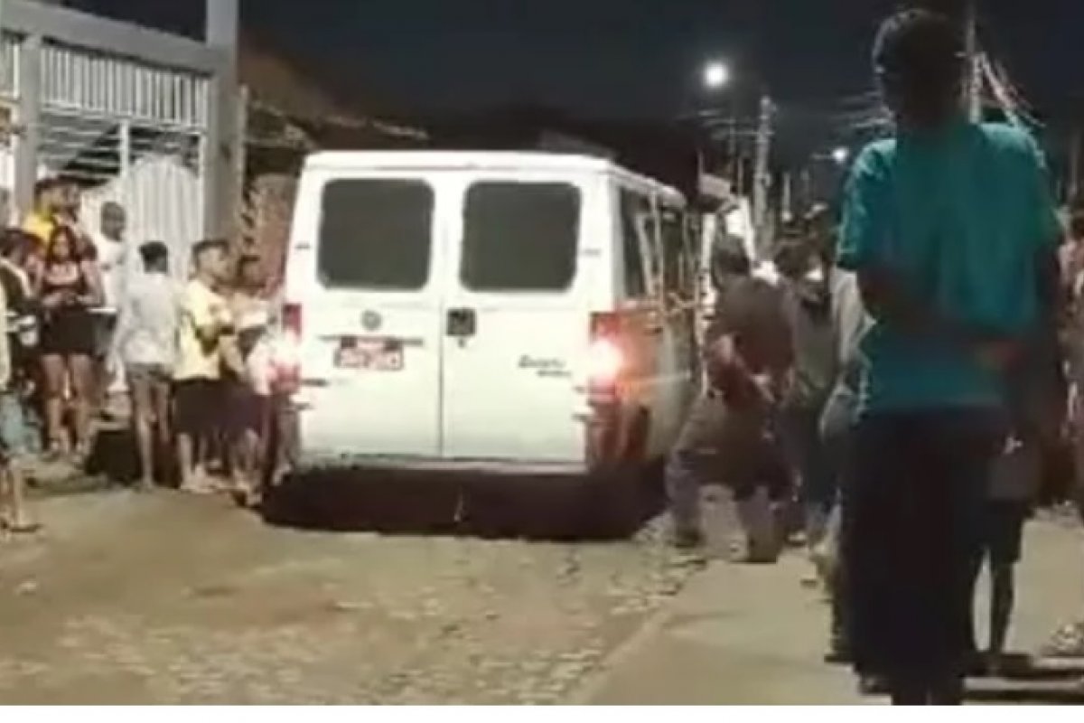 Homem é assassinado a tiros dentro de carro, no bairro Queimadinha, em Feira de Santana