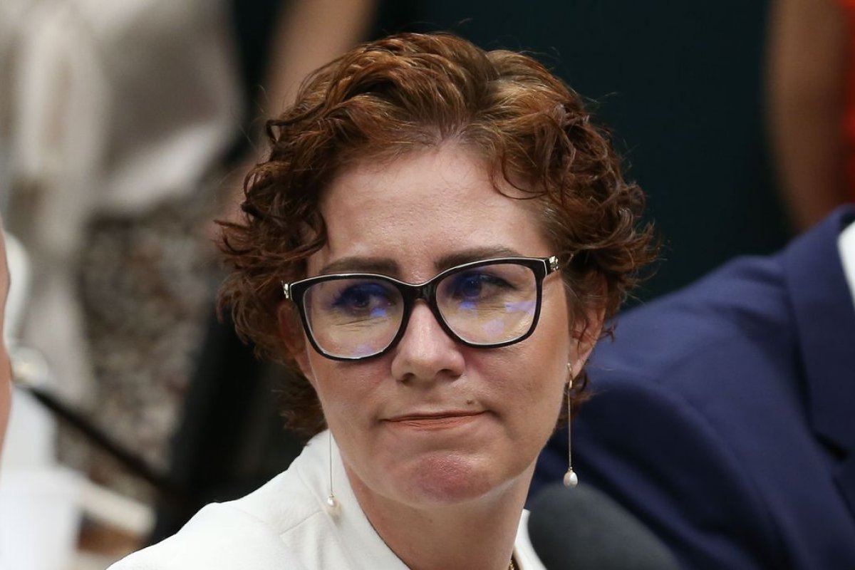 Depoimento de Carla Zambelli é adiado pela PF
