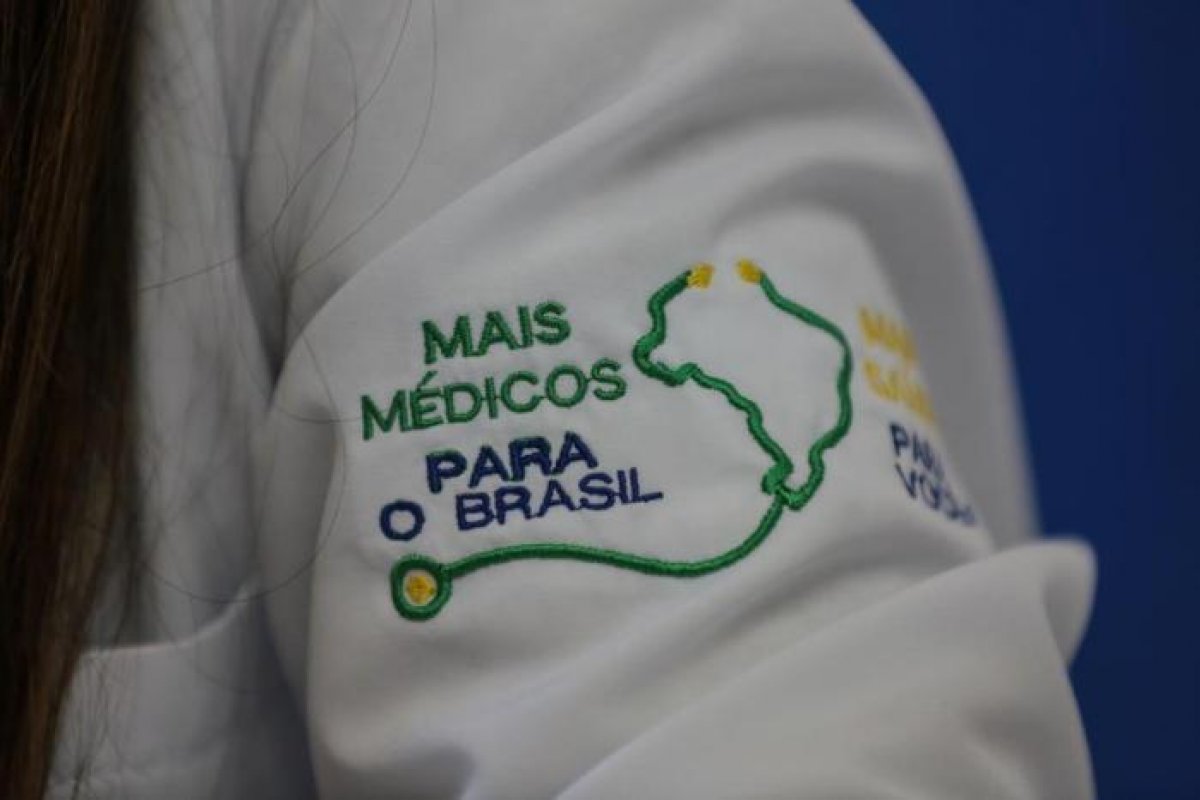 Bolsonaro sanciona lei que cria programa Mais Médicos pelo Brasil