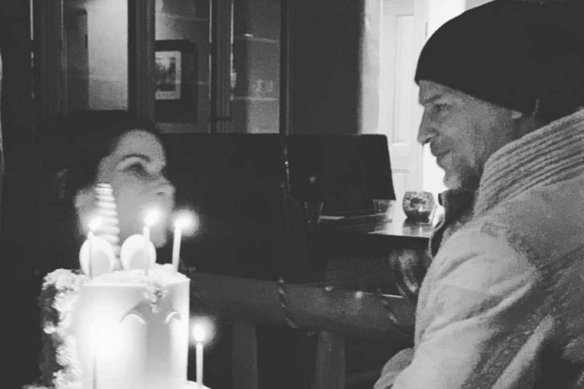 Namorado de Sandra Bullock morre aos 57 anos após complicações de doença neurológica