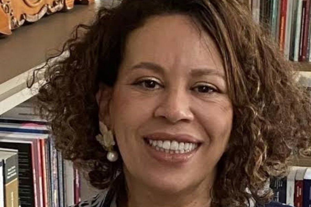 Primeira mulher negra do TSE será empossada como ministra substituta nesta terça-feira (8)