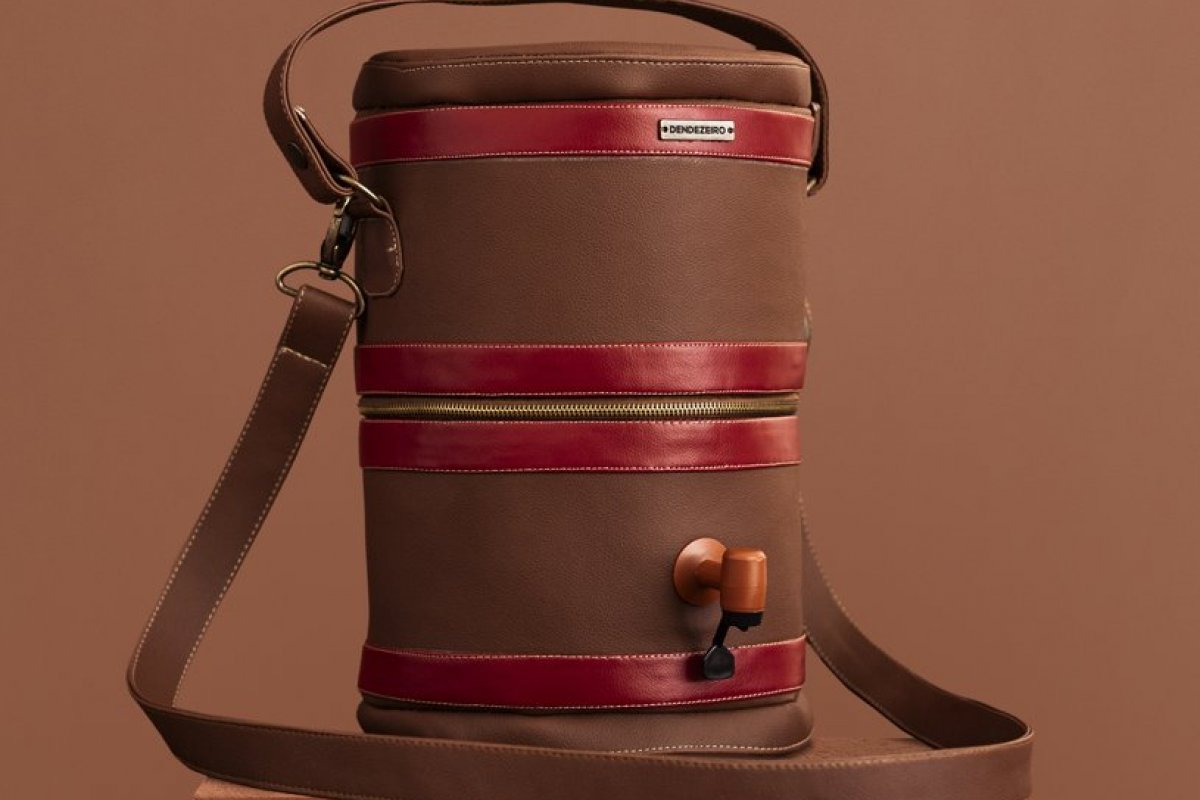 Grife baiana cria bolsa inspirada em filtro de barro para game de moda!