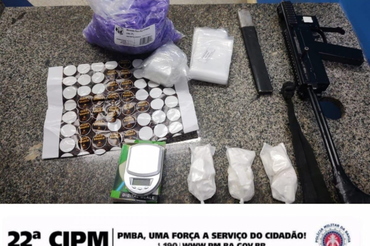 Submetralhadora e drogas são apreendidas pela PM em imóvel de Simões Filho