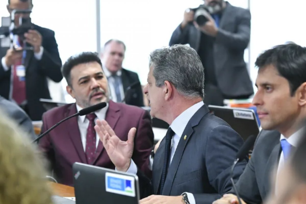 Após Feliciano acusar o senador Rogério Carvalho de cuspir, presidente da CPI pede imagens da sessão