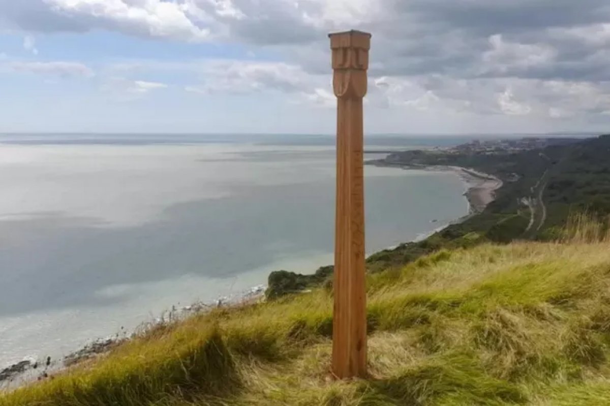 Totem surge misteriosamente na Inglaterra e desperta a curiosidade de turistas do mundo todo