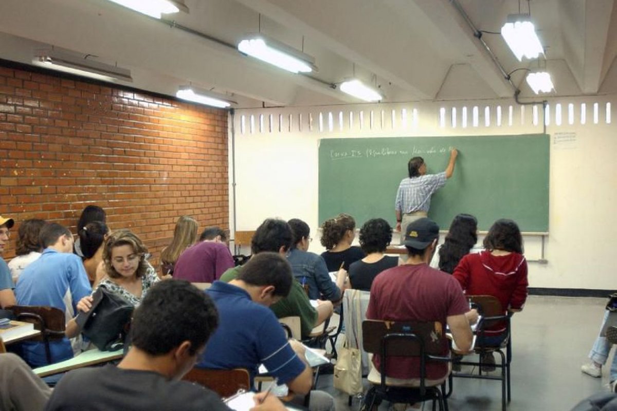 Vagas para professor, mecânico e cozinheiro são ofertadas nesta quinta (19) em Salvador