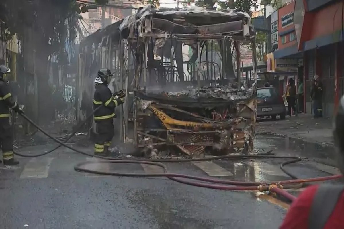 Ônibus é incendiado no bairro de São Marcos, em Salvador