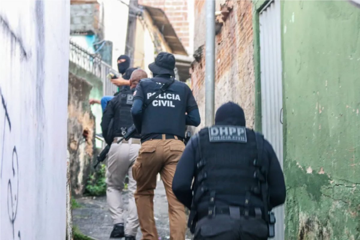 Duas pessoas morrem e 10 são presas em ação da polícia civil contra quadrilha em Salvador
