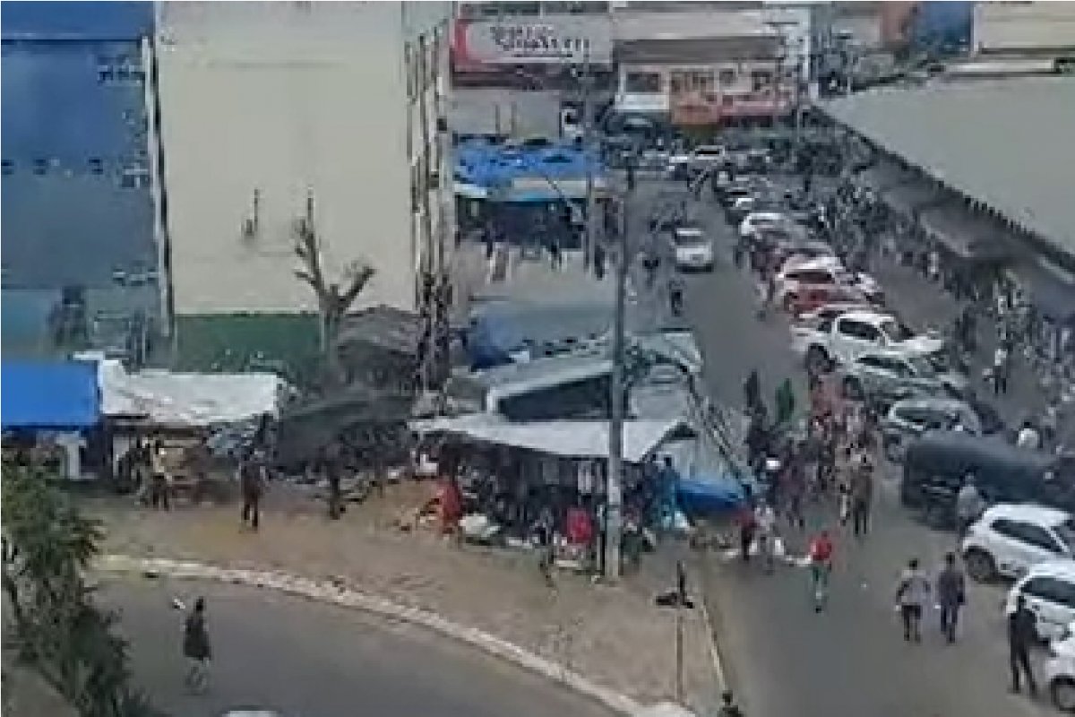 Vídeo: van desgovernada destrói barracas da Ceasa em Vitória da Conquista (BA)