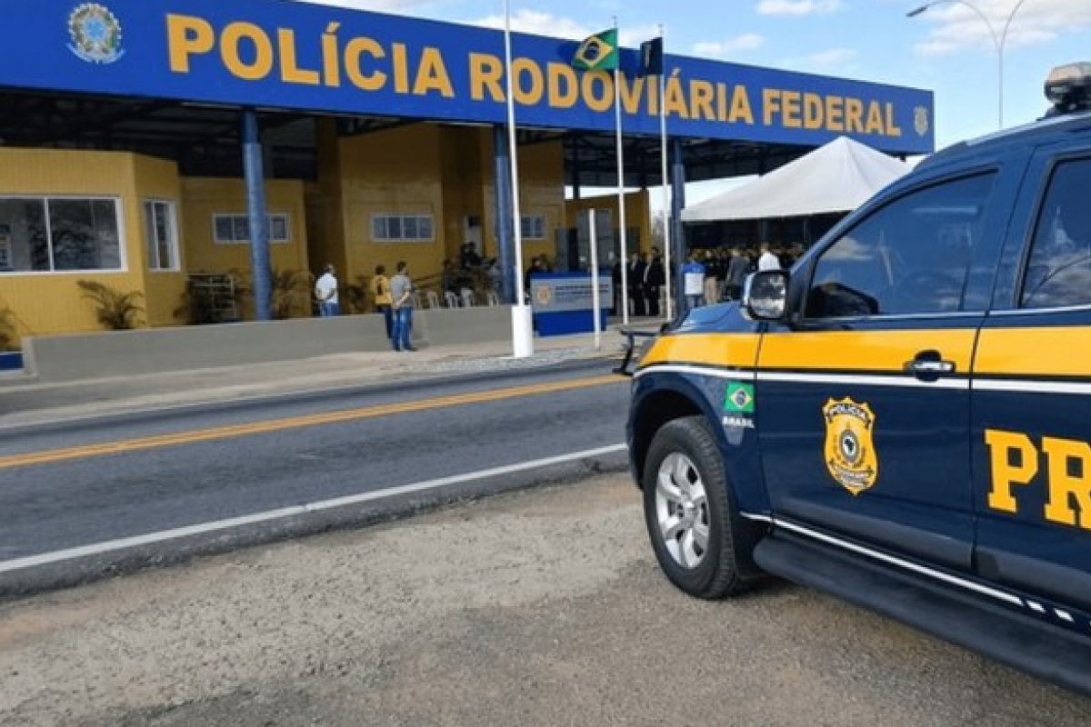 Mensagens indicam que membros da PRF discutiram legalidade de autuações em operação no segundo turno das eleições