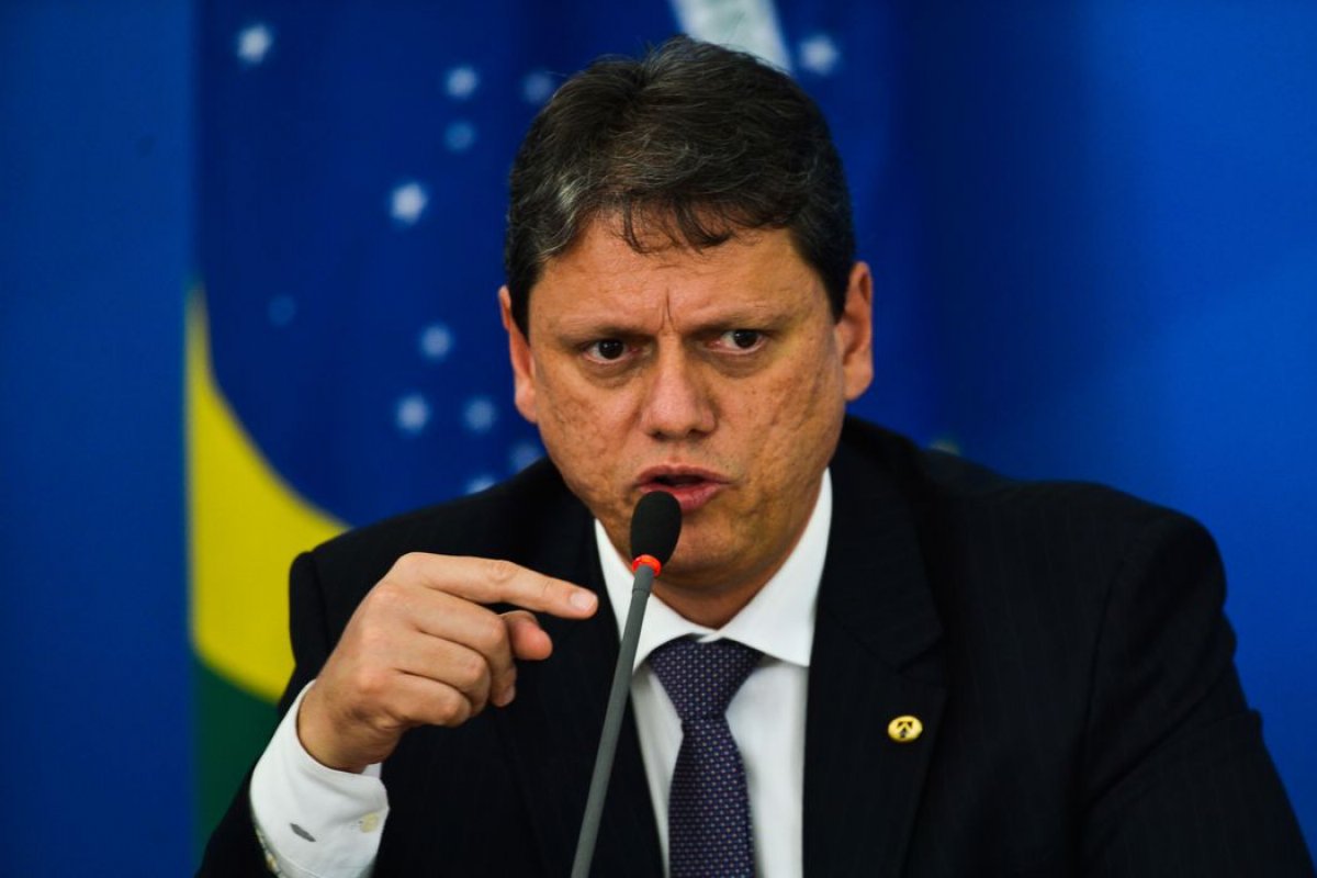 "Não preciso ser candidato a presidência, vou apoiar quem Bolsonaro indicar", diz Tarcísio de Freitas