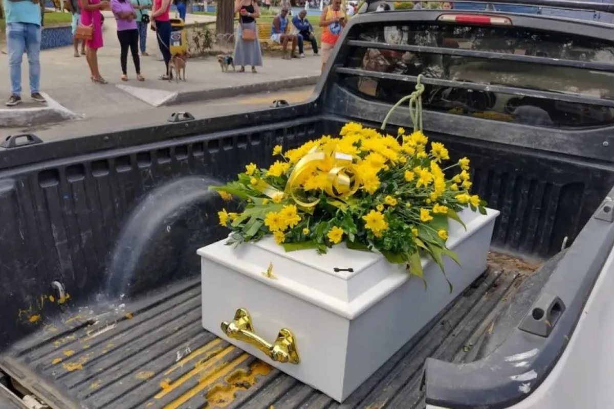 Moradores de Cruz das Almas realizam cortejo fúnebre e sepultamento a cachorro popular da cidade