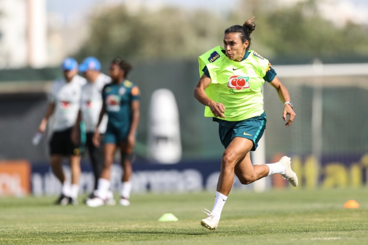 Marta volta a treinar com bola e pode jogar contra Austrália