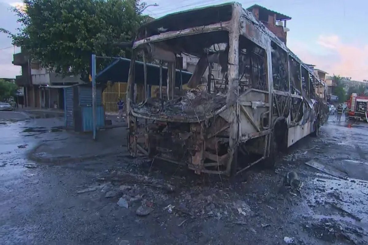 Ônibus é incendiado nas primeiras horas da manhã desta sexta-feira (11), em Salvador
