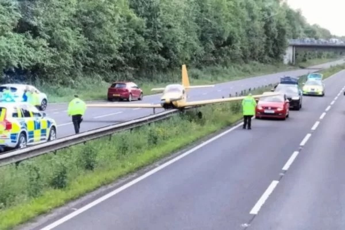 Avião de pequeno porte realiza pouso de emergência em rodovia na Inglaterra