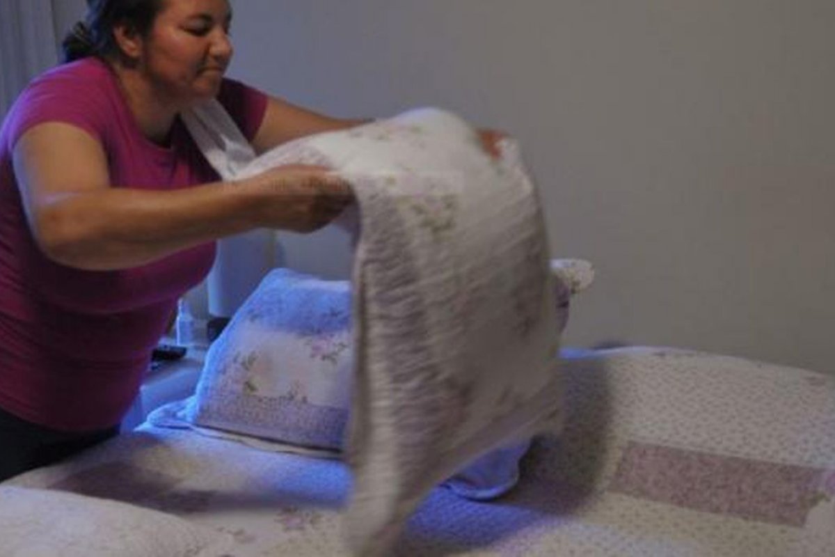 Bahia: em 2022, mulheres dedicavam mais que o dobro do tempo dos homens com afazeres domésticos