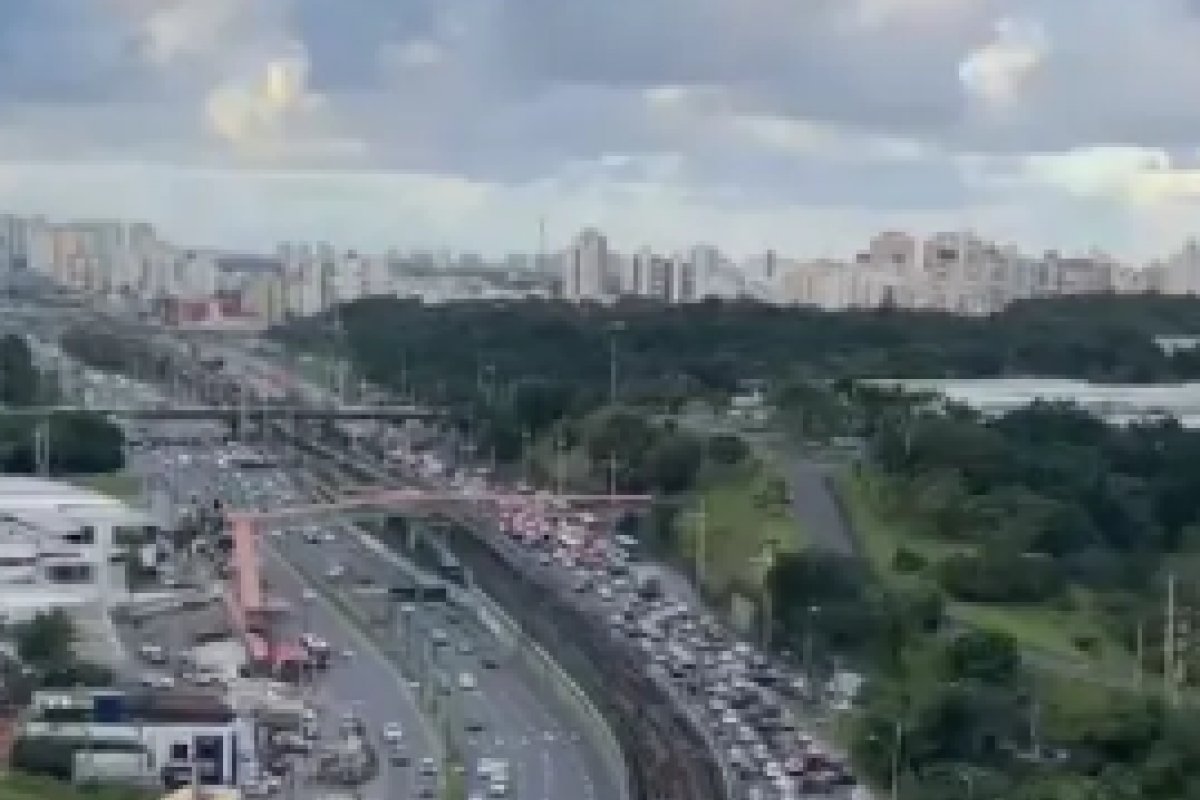 Batida causa engarrafamento na Av. Paralela