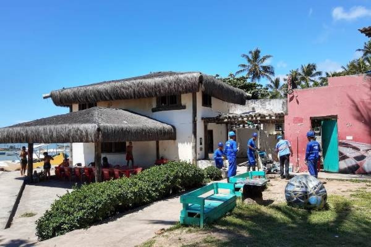 Estabelecimentos comerciais e residências são flagrados com 'gato' de água, em Itapuã