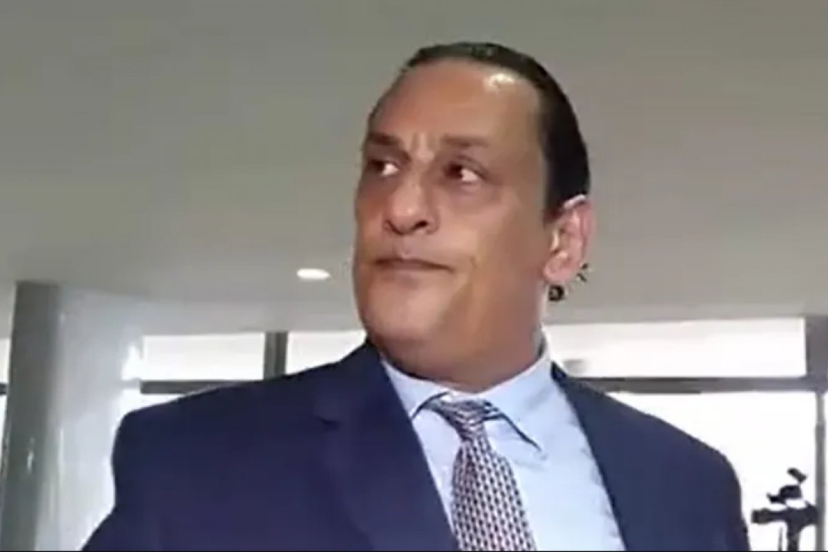 'Nunca vi esse relógio', diz advogado de Bolsonaro sobre Rolex vendido nos EUA