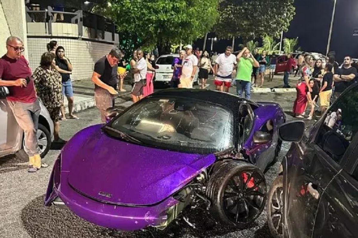 McLaren avaliada em R$ 3,8 milhões bate em carro popular e fica completamente destruído
