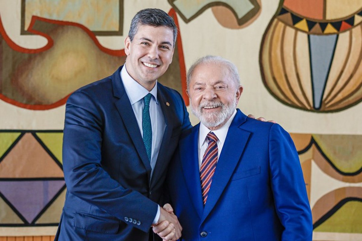 Lula embarca para o Paraguai para posse do presidente Santiago Peña