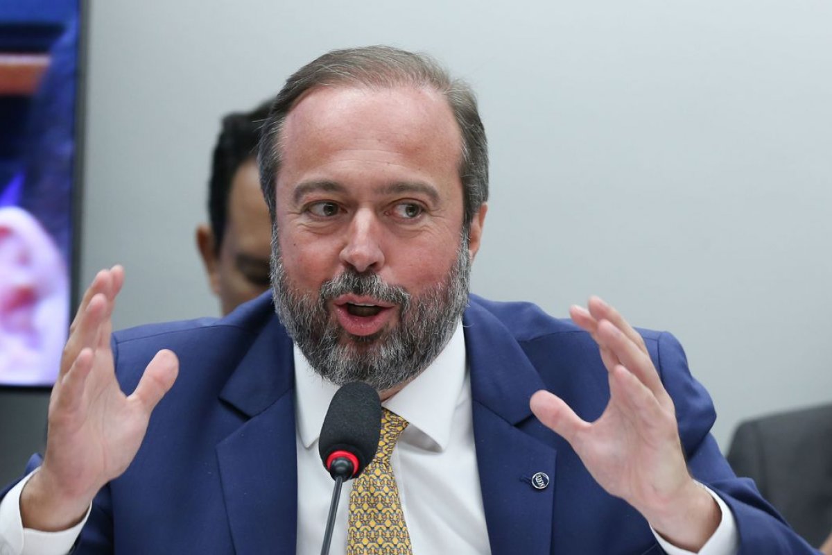 Alexandre Silveira retorna ao Brasil para supervisionar recuperação após apagão