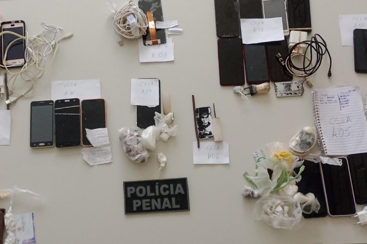 Duas facas e 15 celulares são encontrados em presídio de Salvador