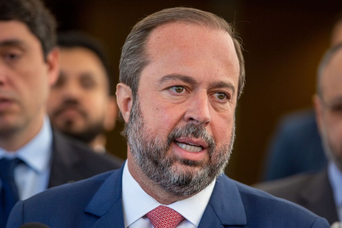 Ministro de Minas e Energia diz que apagão "não tem nada a ver com a segurança energética do Brasil"