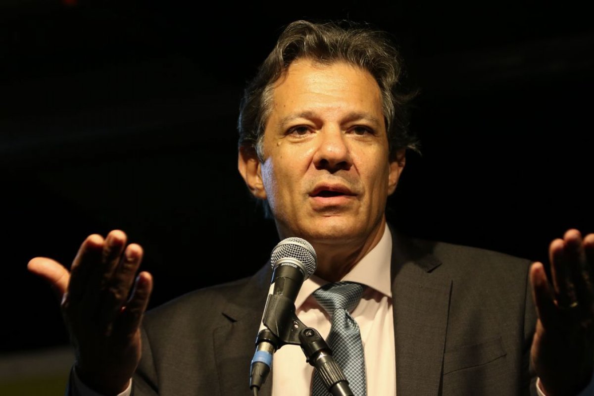 Ministro da Fazenda defende taxação de investimentos no exterior para atualização do Imposto de Renda