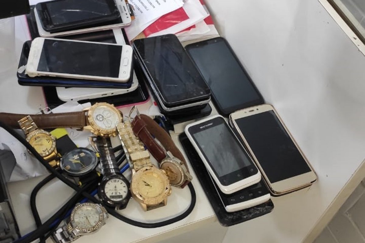Homem é preso suspeito de revender celulares roubados