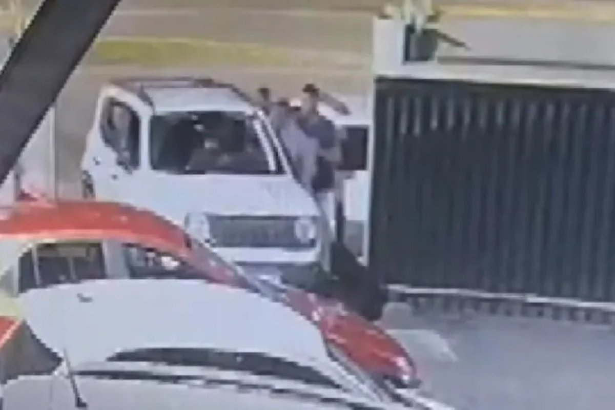 Homem é abordado por criminosos e obrigado a fazer transferências bancárias