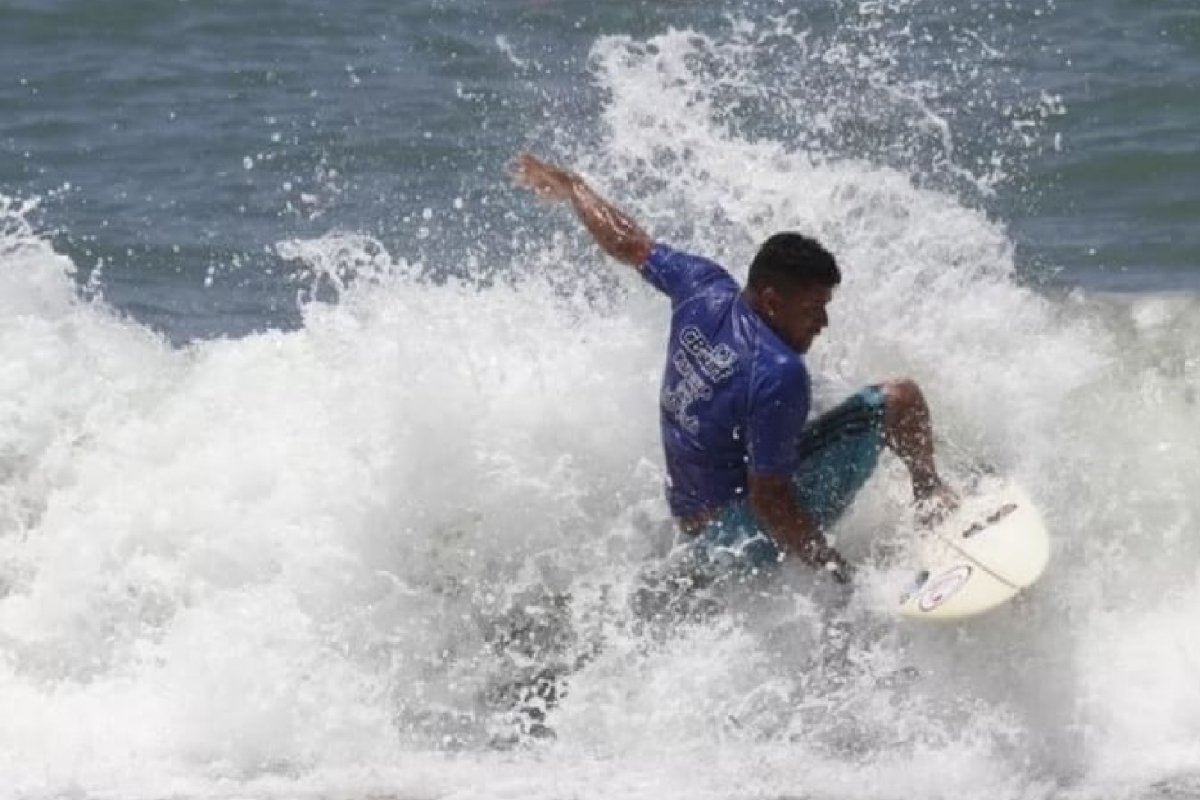 Surfistas adaptados da Bahia competem em campeonato de destaque na Paraíba