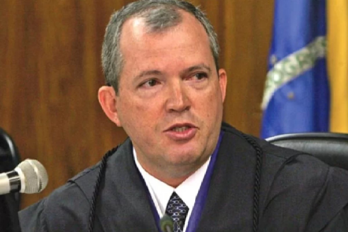 Ministro do TCU propõe redução de mandato do presidente da Anatel em meio a debates legais