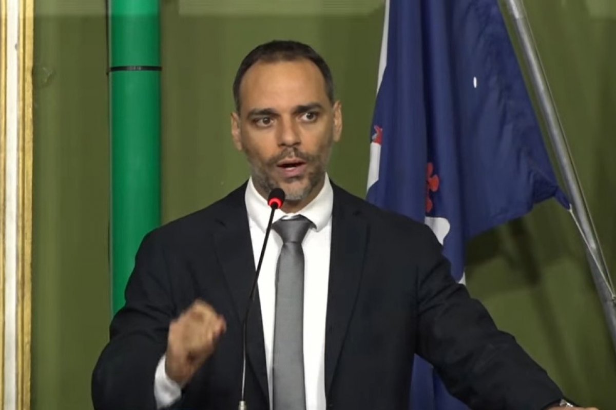 Vasconcelos denuncia suposta autorização da Prefeitura para obras que ameaçam a Praia do Buracão