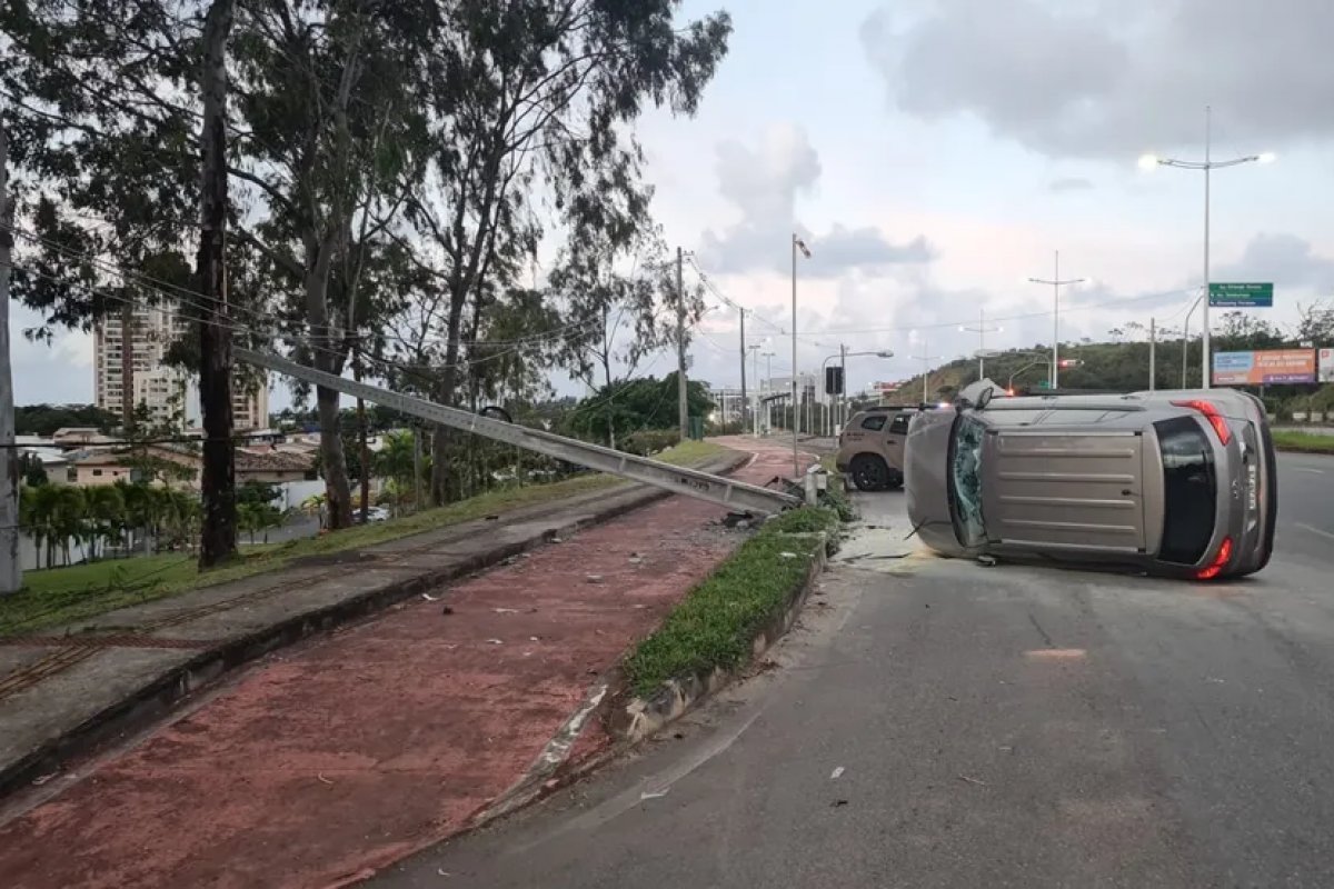 Carro fica parcialmente destruído após se chocar com poste no bairro de Piatã