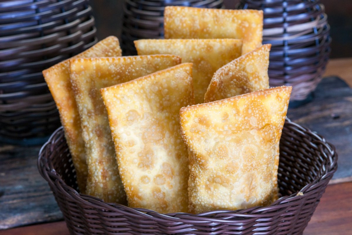 Aprenda a fazer pastel sequinho e crocante em casa!