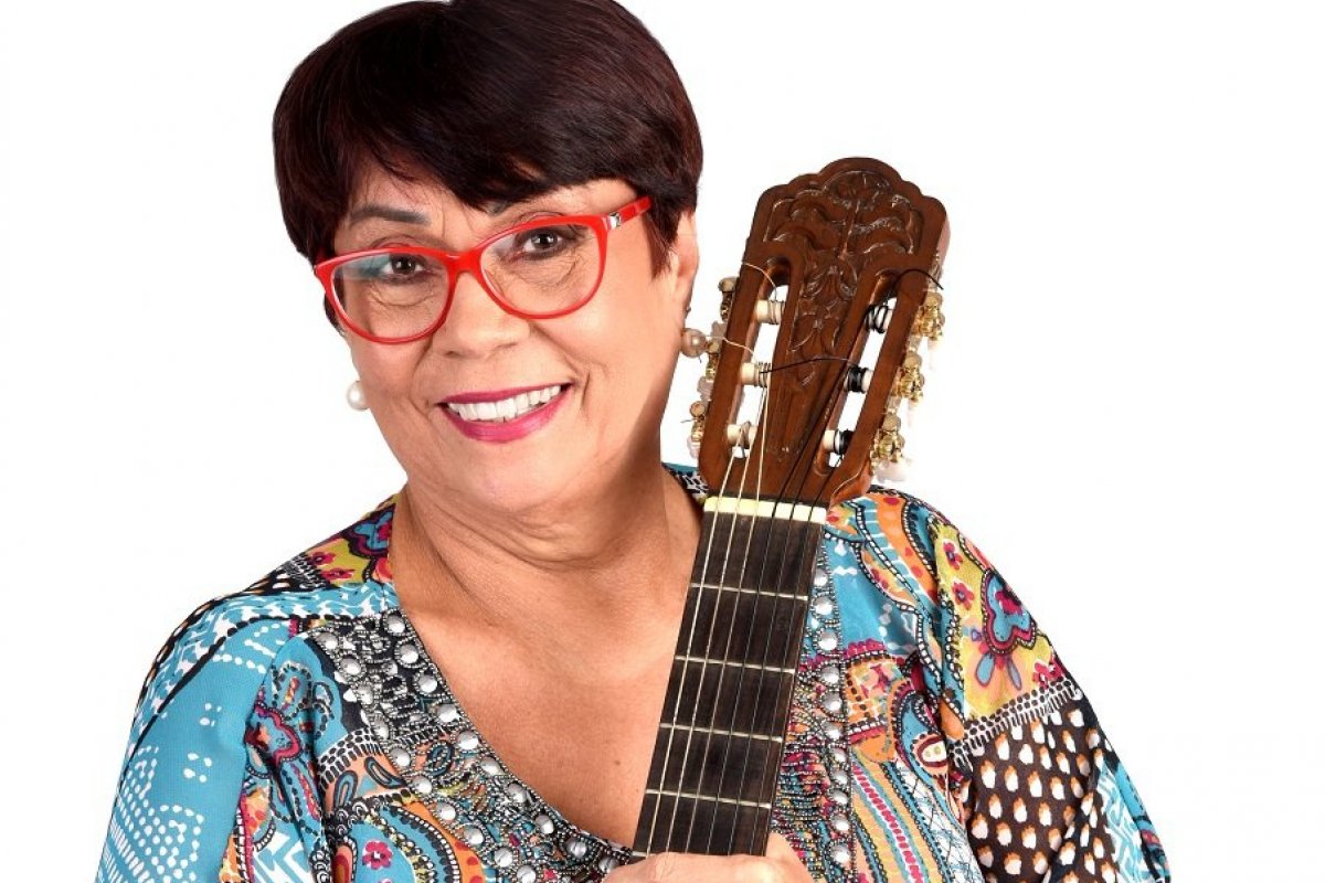 Nairzinha Spinelli compartilha histórias e brincadeiras sobre o folclore brasileiro, em shopping da capital baiana!