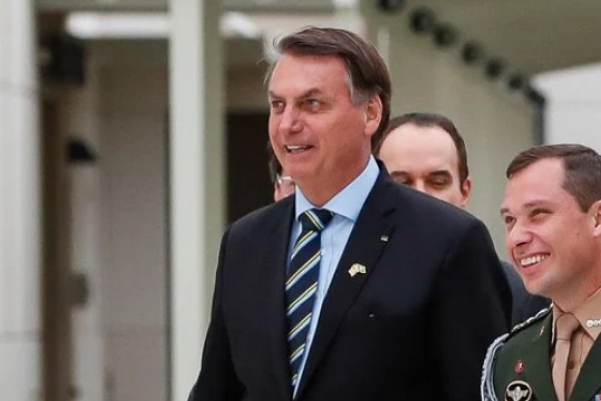 Mauro Cid pretende confessar crime e apresentar Bolsonaro como mandante do esquema de joias, diz revista