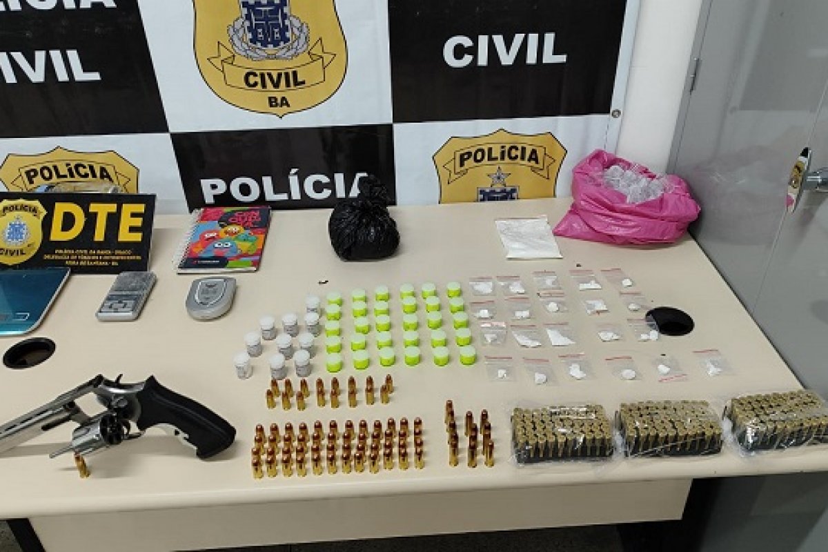 Casal é preso com drogas, armas e balanças de precisão em Feira de Santana