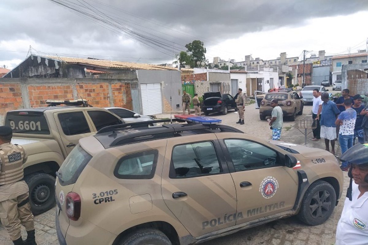 Trio é surpreendido por PMs durante assalto em Feira de Santana