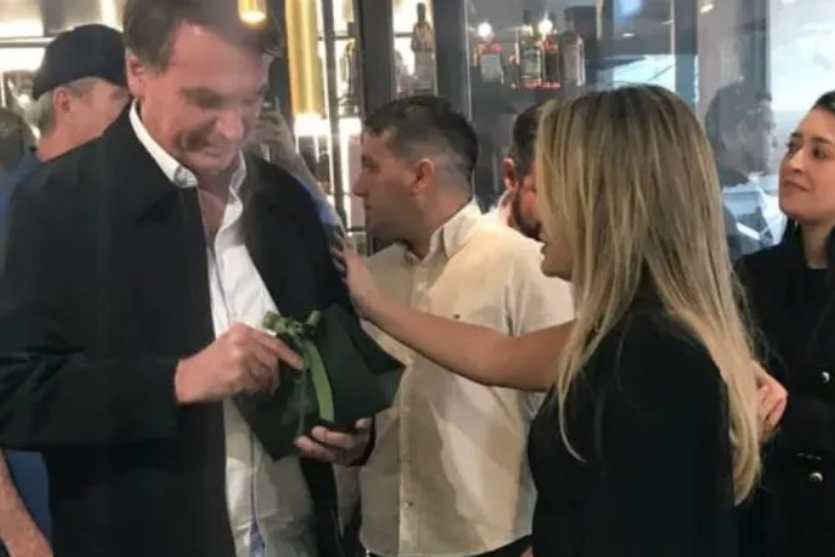 'Deu maior problema da última vez', diz Bolsonaro após ser presenteado com semijoia