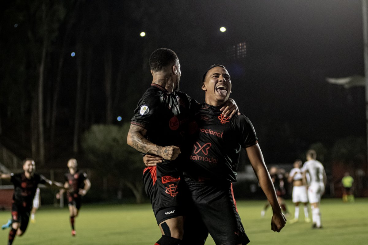 Vídeo: Vitória vence Botafogo-SP no Barradão e sobe parcialmente para liderança da Série B; veja os gols