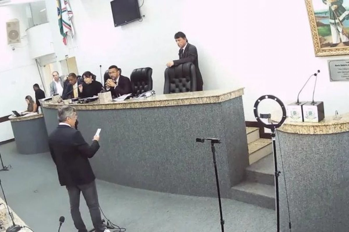 Vídeo: Vereadora denuncia xingamento de colega na Câmara e registra ocorrência