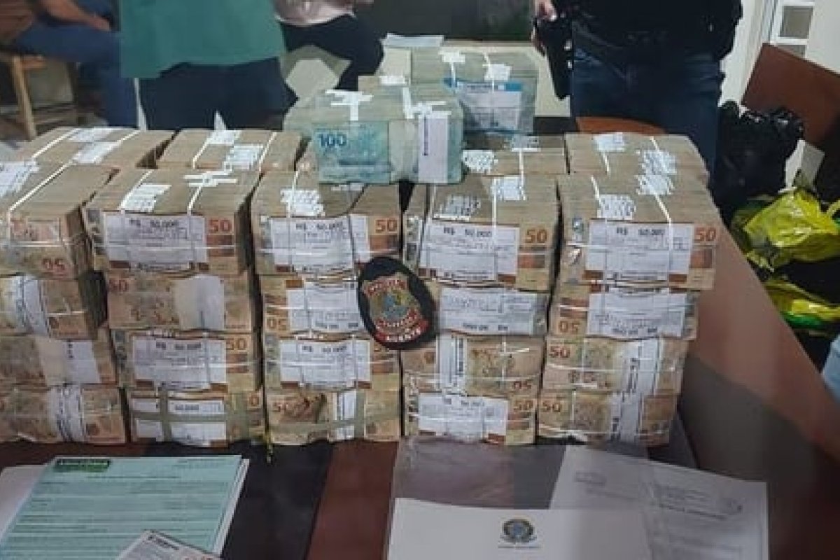 Polícia Federal encontra R$ 3,2 milhões em sacos de lixo