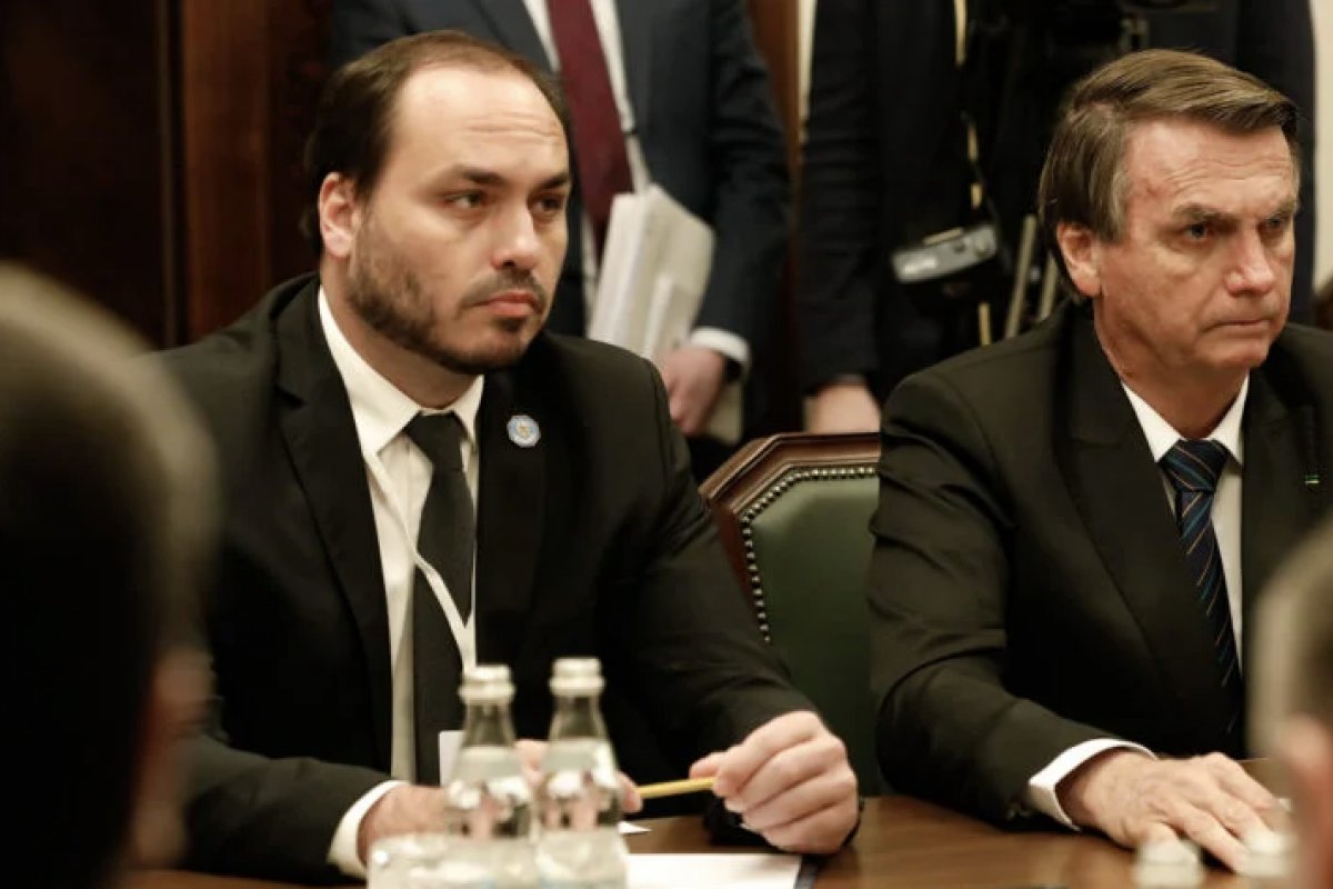 "Parem com esse negócio de prisão", pede Carlos Bolsonaro em rede social