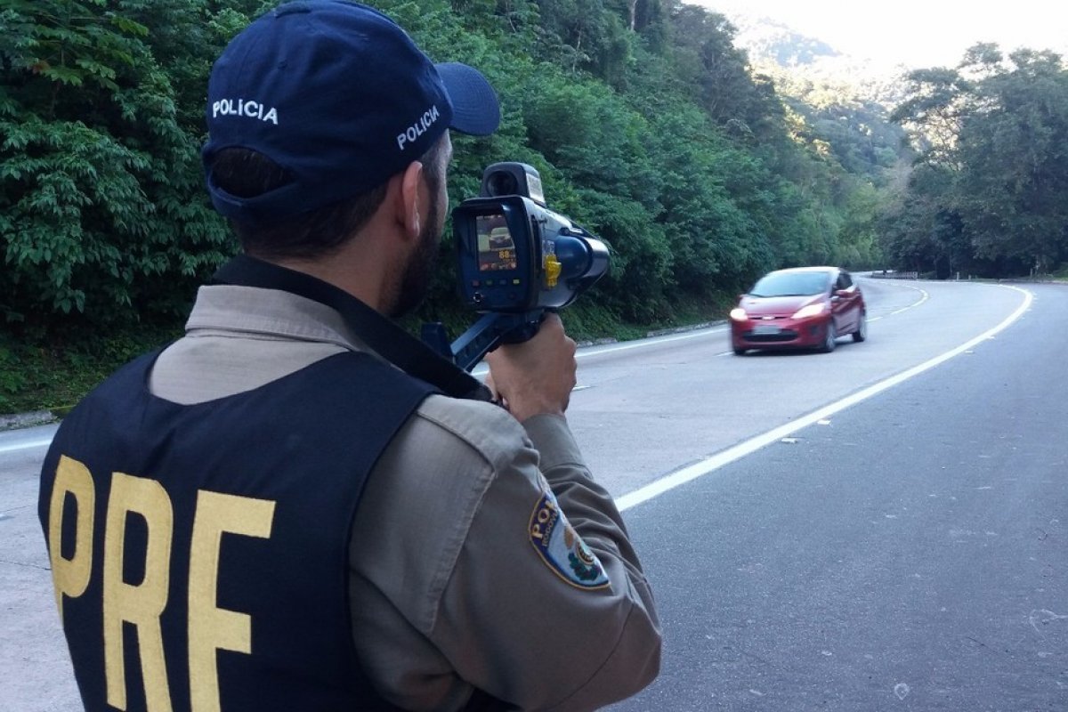 Bolsonaro afirma que radares móveis vão servir apenas para 'fotografia educativa'