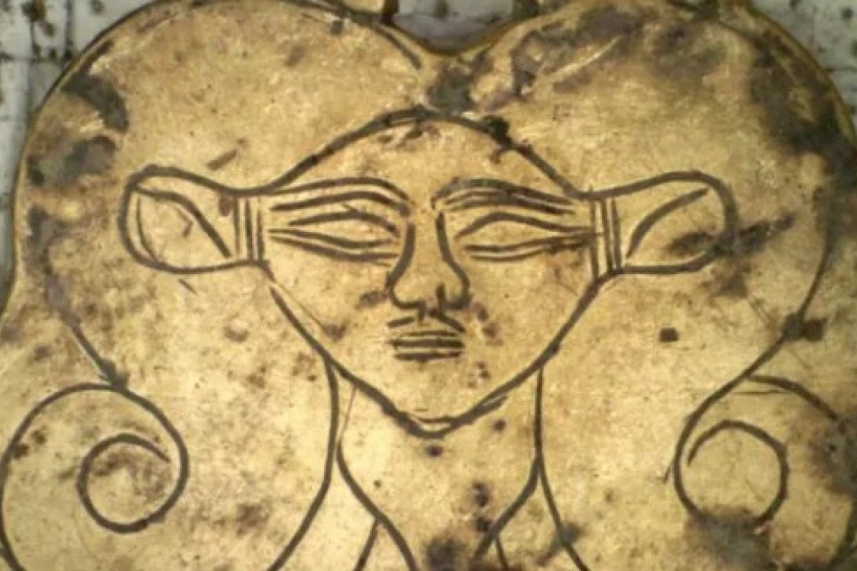 Arqueólogos encontram duas tumbas com mais de 3 mil anos com tesouros e pedras preciosas