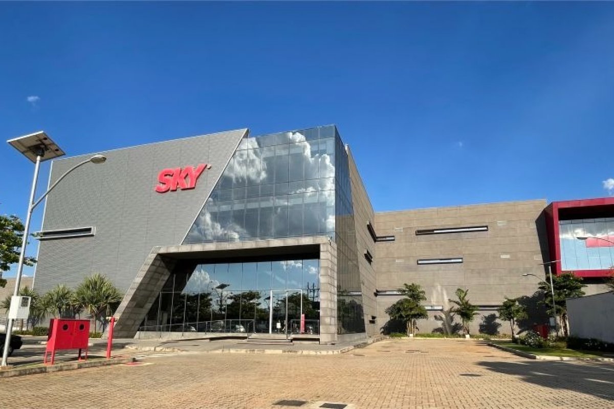 Homem sofre ataque cardíaco após tentar invadir sede da Sky