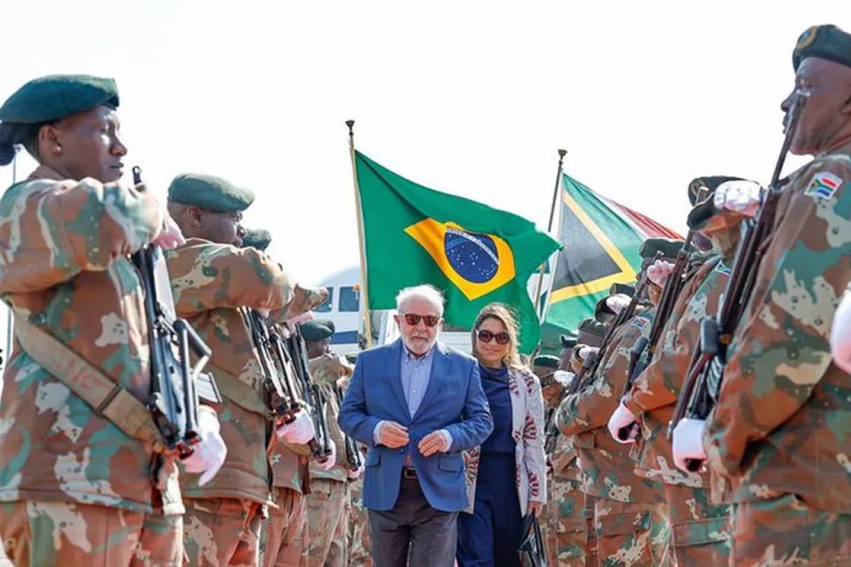 Lula desembarca na África do Sul para a 15ª Cúpula dos Brics