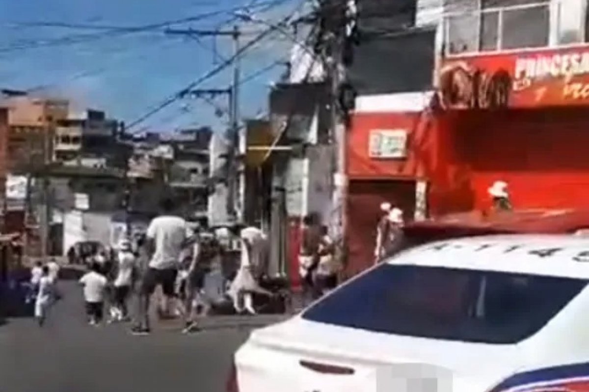 Vídeo: Torcedor do Bahia suspeito de agredir adolescente vestido com camisa do Vitória é liberado em Salvador